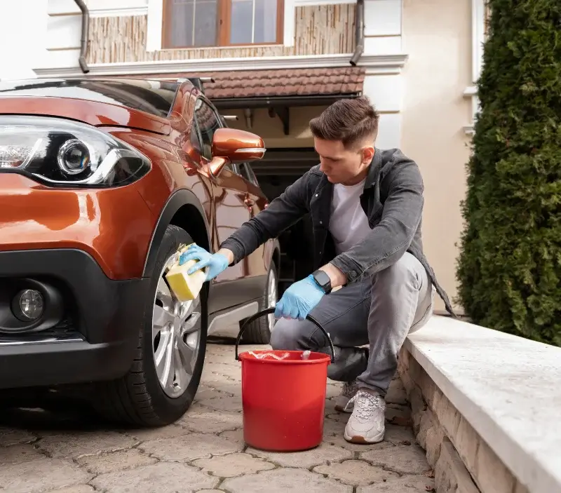 Lavage auto à domicile Saint-Léger-de-Peyre : professionnel intervenant sur un véhicule